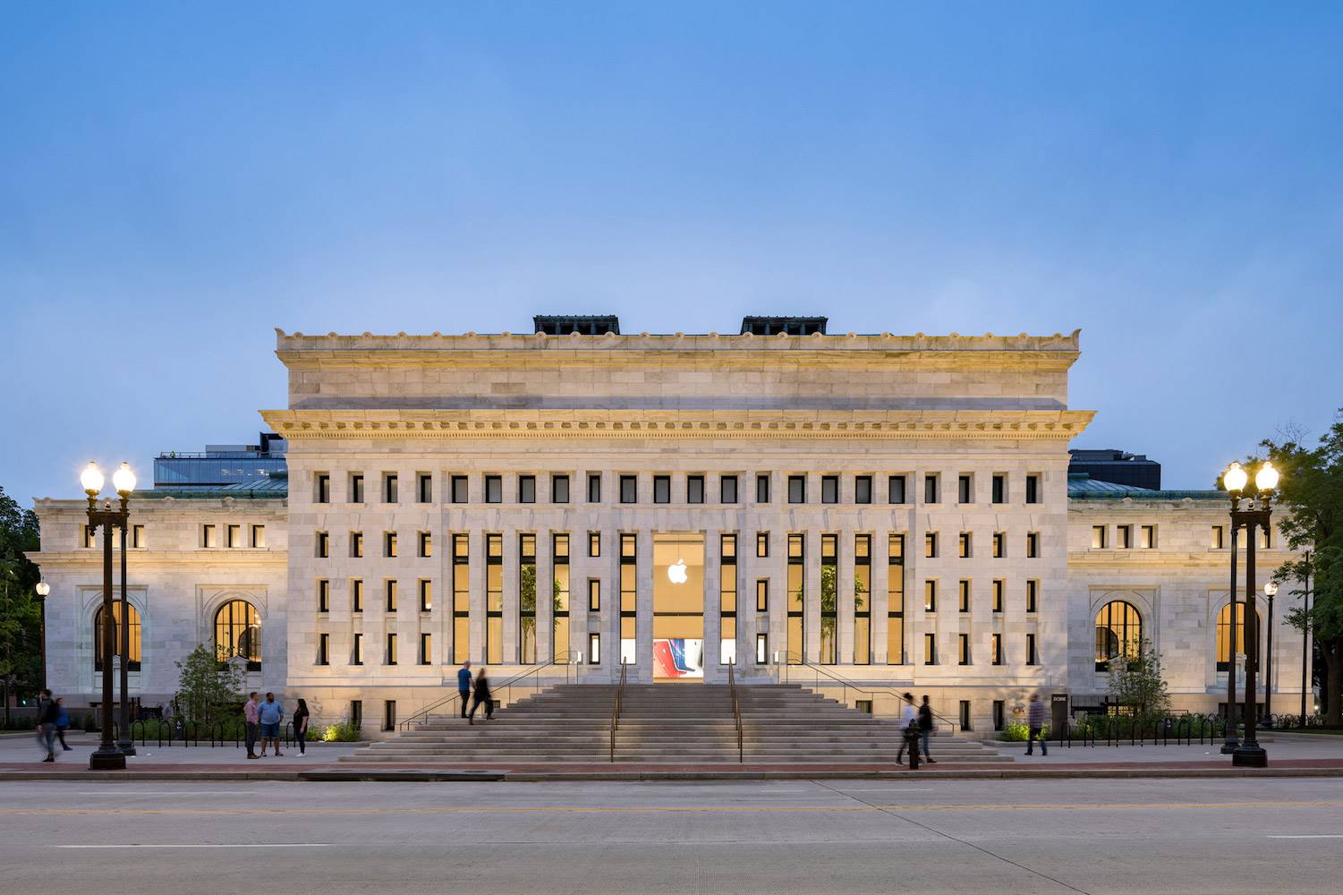 La intervención de Foster + Partners está en el interior del edificio, respetando la fachada exterior historiada.