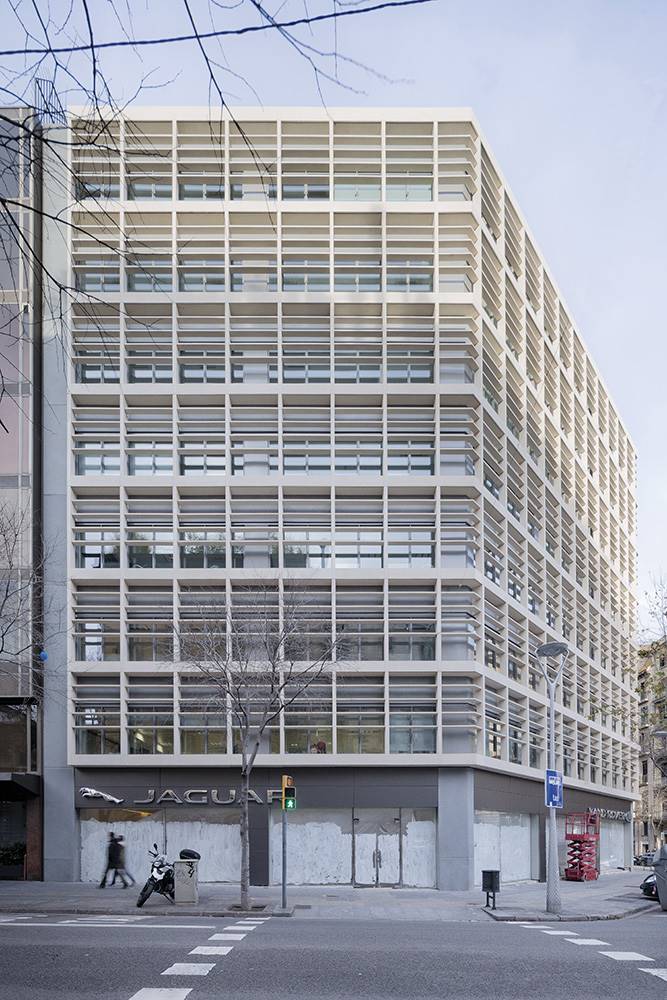Sustitución de la fachada en un edificio de oficinas de Barcelona, de Joaquim Ortega y Massimo Preziosi (categoría Rehabilitar)