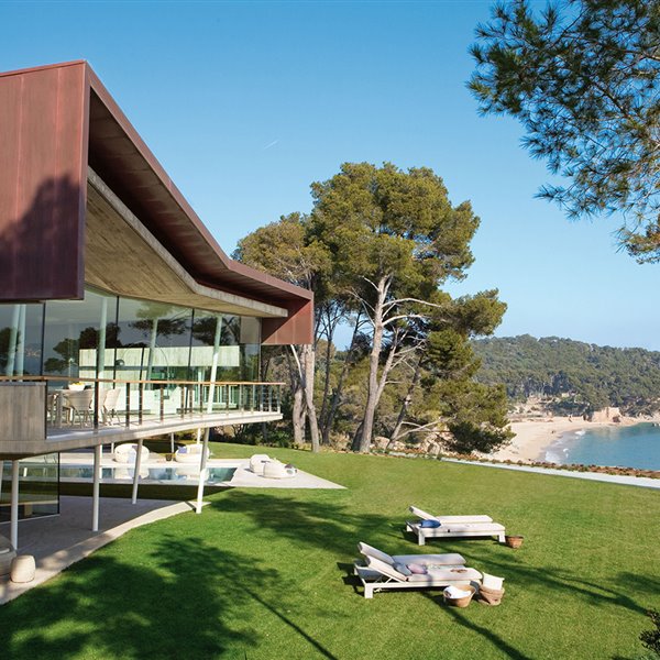 El techo de cobre de esta casa, con vistas a la playa, te deslumbrará