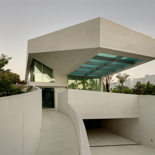 La estrella de esta casa es la piscina: de vaso desbordante, con fondo de cristal y una ventana panorámica 