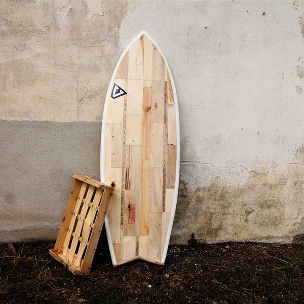 ¿Te gusta surfear? Seguro que nunca lo has hecho sobre una tabla de basura