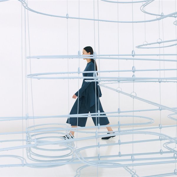 COS y Snarkitecture crean un laberinto de canicas 