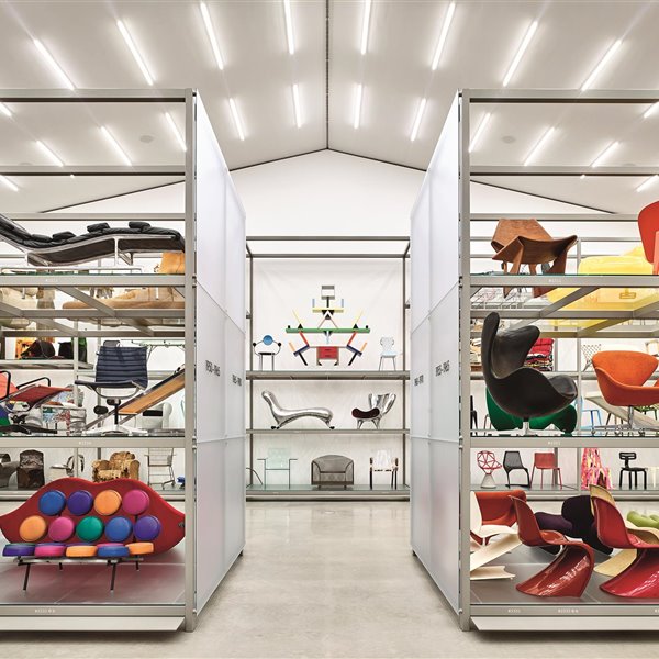 Herzog & De Meuron muestran en un almacén la colección de diseño de Vitra