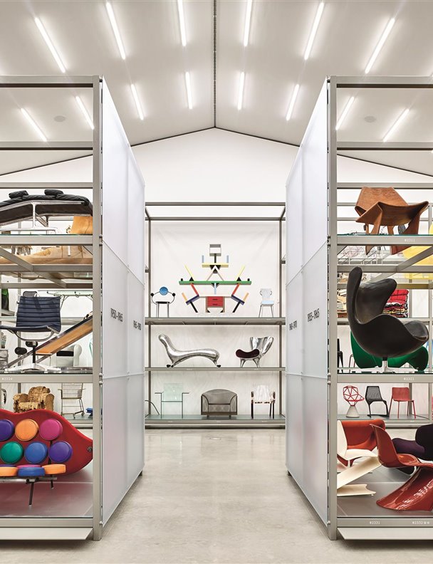 Herzog & De Meuron muestran en un almacén la colección de diseño de Vitra