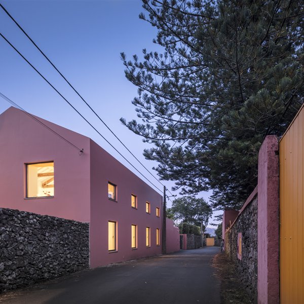 Estas casas rosas en las Azores eran un establo