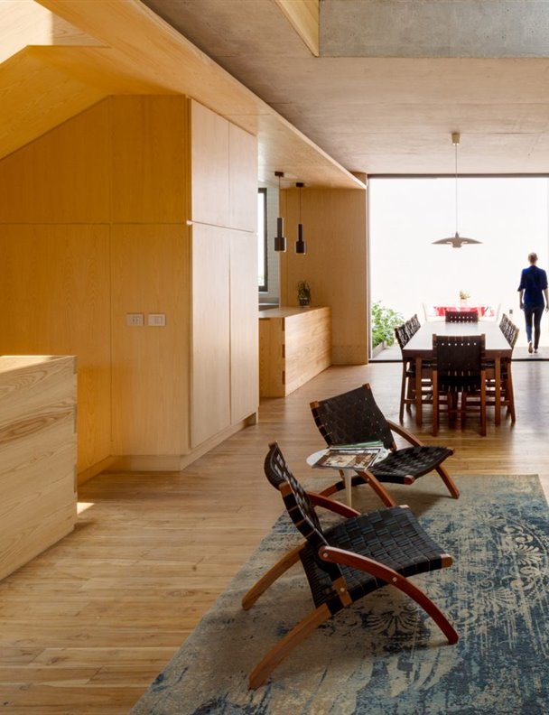 Una moderna casa de hormigón en México DF con una escalera carismática