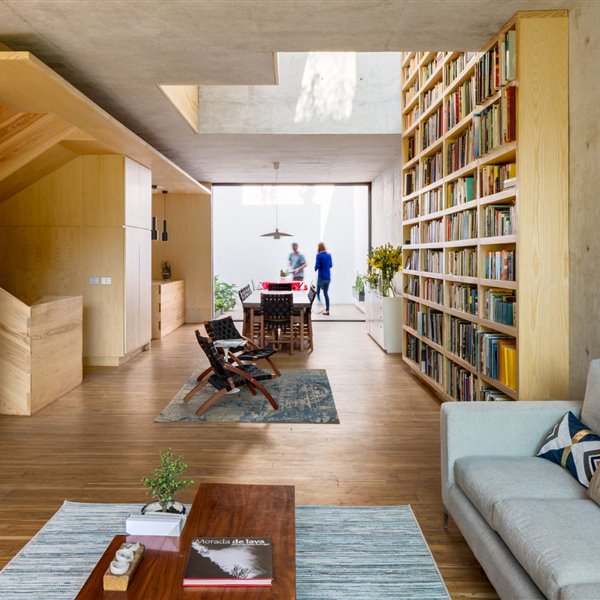Una moderna casa de hormigón en México DF con una escalera carismática