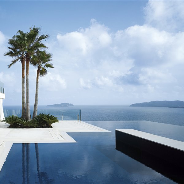 Una casa en Ibiza impregnada del azul mediterráneo