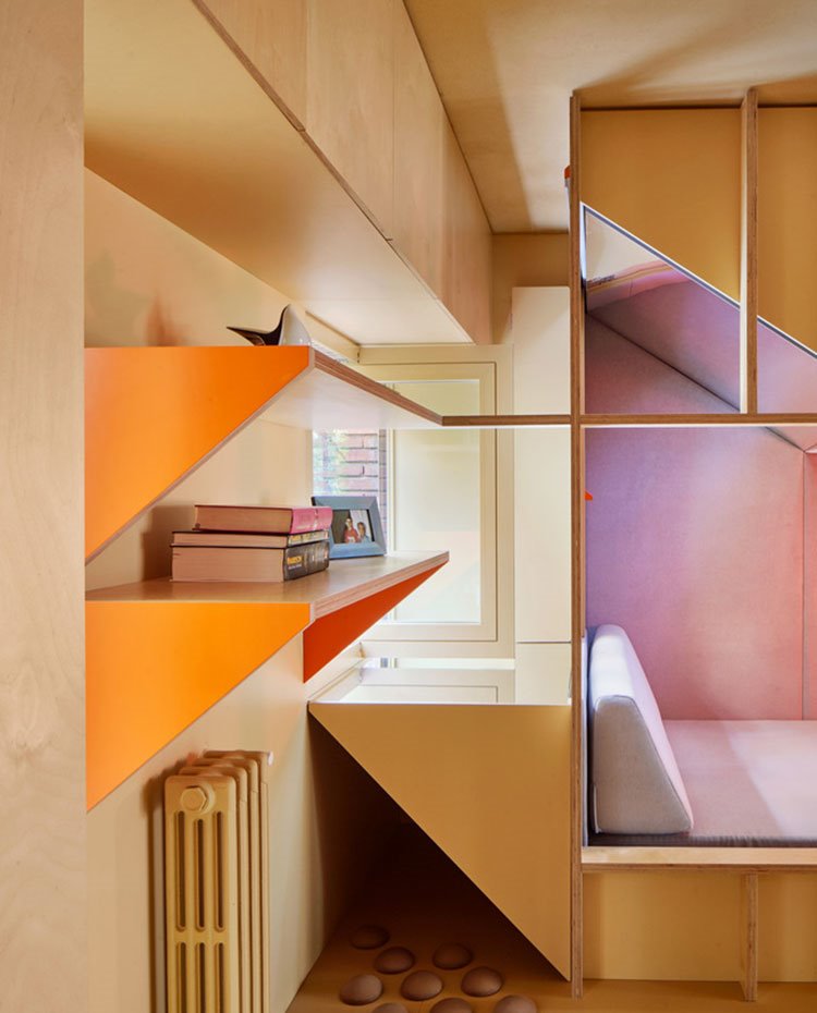 Baldas a pared con lateral triangular en naranja, radiador de pared, armarios superiores de madera, estructura de madera de chill out