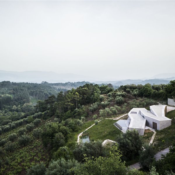 Casa en Gateira, por Camarim Arquitectos