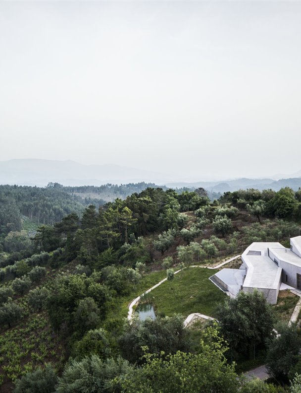 Una casa en una aldea de Portugal que sigue el ritmo del paisaje 