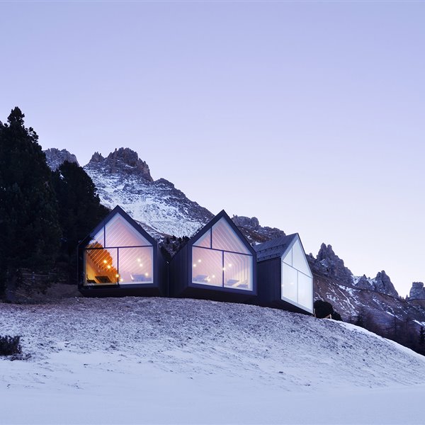 Casas en la montaña con mucha nieve