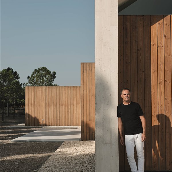 El arquitecto Ramón Esteve en su casa de vacaciones en Valencia.