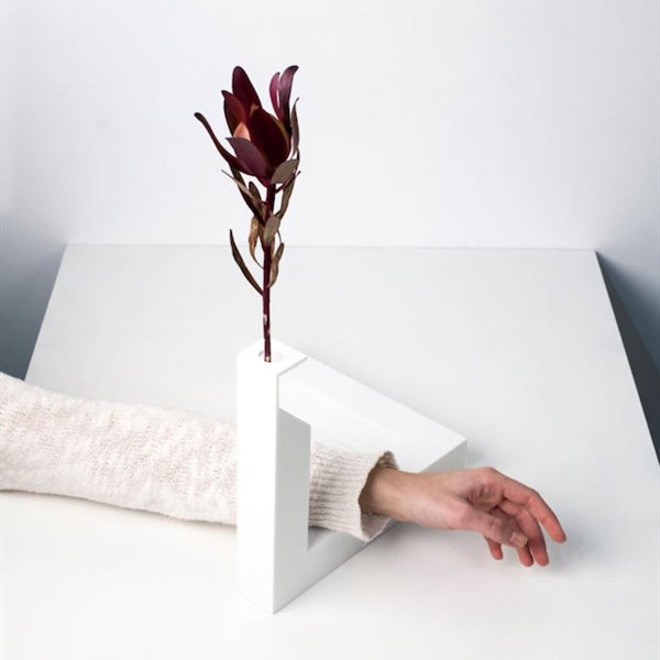 El jarrón está hecho en Corian, lo que permite unos acabados casi perfectos