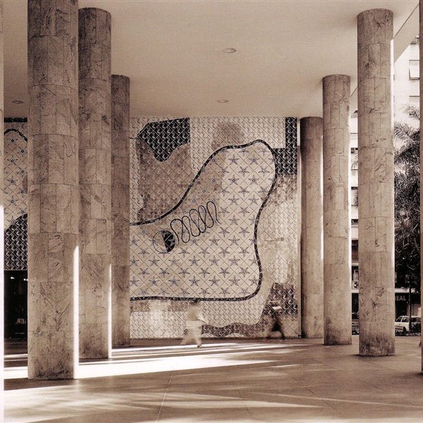 El Ministerio de Educación y Salud, de Lucio Costa fue diseñado en 1945. Le Corbusier fue el consultor en esta obra. Está considerado uno de lso exponentes del Movimiento Moderno 