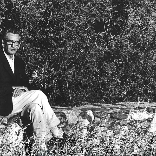 En el jardín de la casa de Espolla, fotografiado por su hija Elvira
