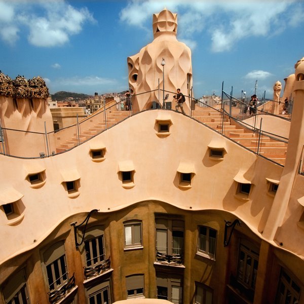 En las golfas de La Pedrera hay una exposicón que recorre la obra del arquitecto.