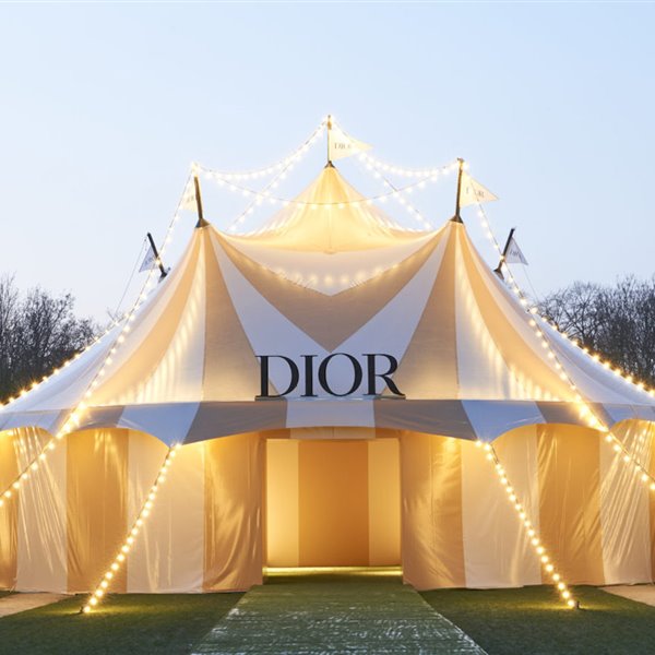 En plenos campos elíseos Dior ha levantado una carpa para presentar su colección de primavera verano en la semana de la moda de París.