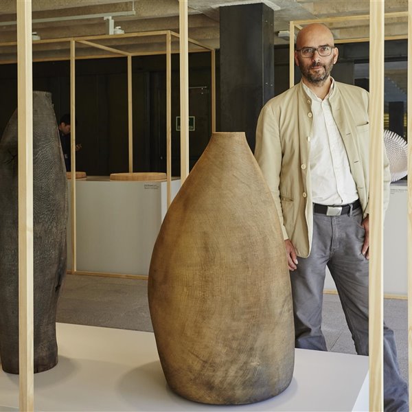 Ernst Gamperl con su obra ganadora, 'Tree of Life 2'