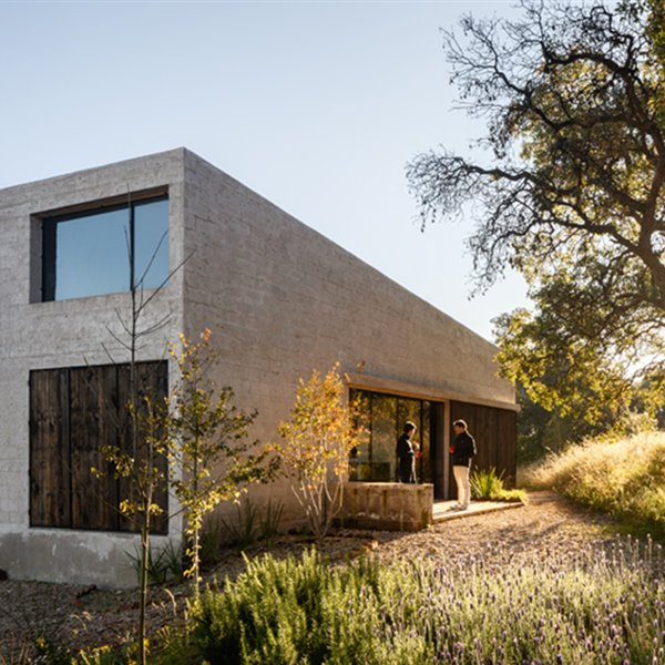 Exterior vivienda, Cerramiento madera y cristal, entorno natural, terraza de hormigón
