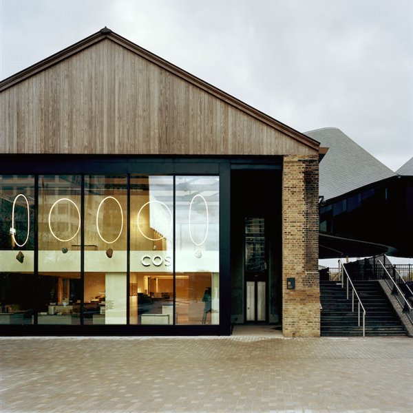 Fachada de la tienda de COS Coal Drops Yard EN King's Cross
