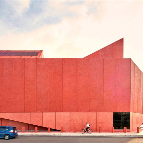 Fachada lateral del museo de arte Ruby City, en San Antonio (Texas) donde se aprecian las aristas y fuerte tonalidad del proyecto de David Adjaye