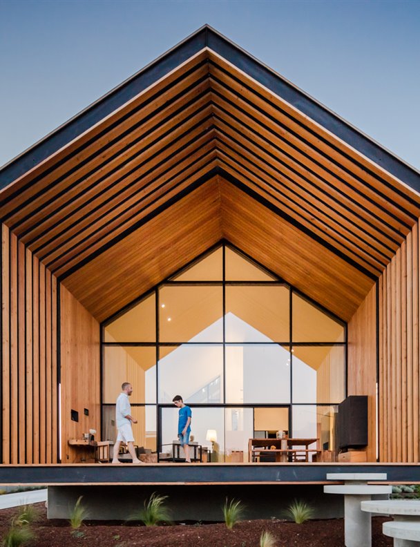 Esta casa prefabricada de Portugal destaca por su forma y su tejado a dos aguas 
