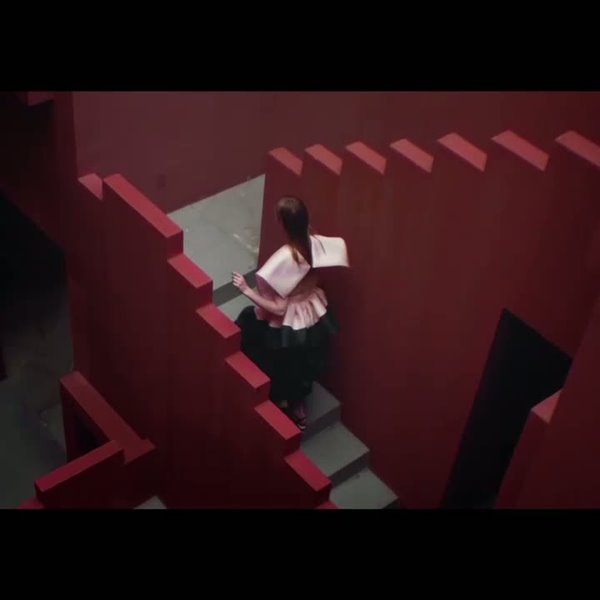 La campaña de Delpozo se ubica en la Muralla Roja, el popular edificio de Ricardo Bofill en Calpe (Alicante) 