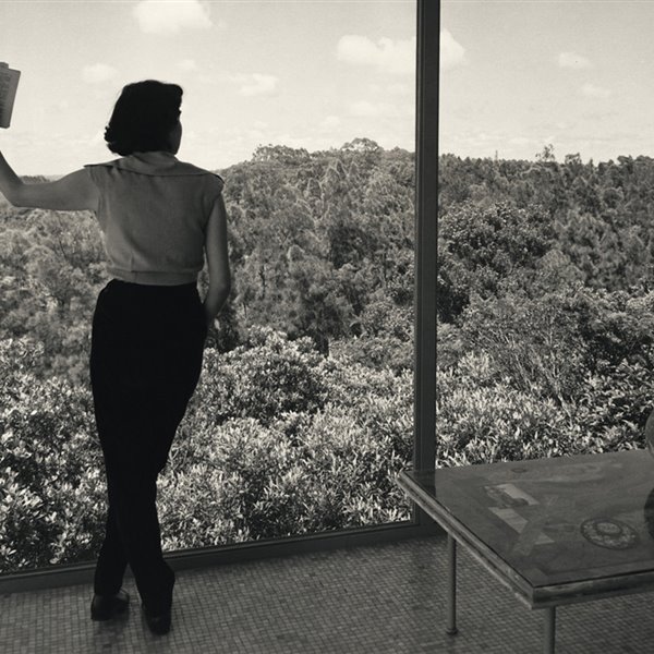 Lina Bo Bardi en la Casa de Vidrio, la residencia que diseñó para sí misma en la ciudad de São Paulo.