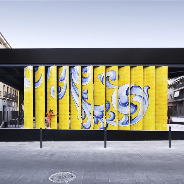 Los motivos ornamentales renacentistas de la cerámica de Talavera son reinterpretados en este caso para llenar de color y vitalidad el centro de la ciudad toledana