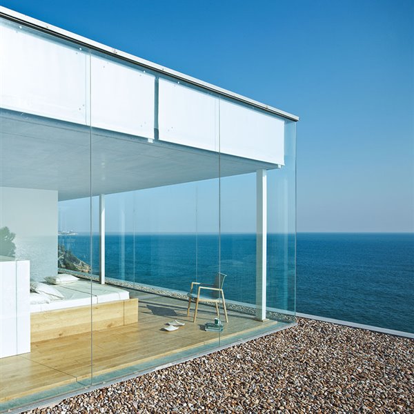 Una casa moderna asomada a los acantilados sobre el Mediterráneo
