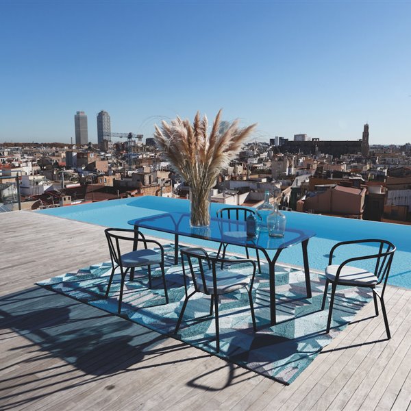 Roche Bobois viaja a Milán con su colección de muebles de exterior