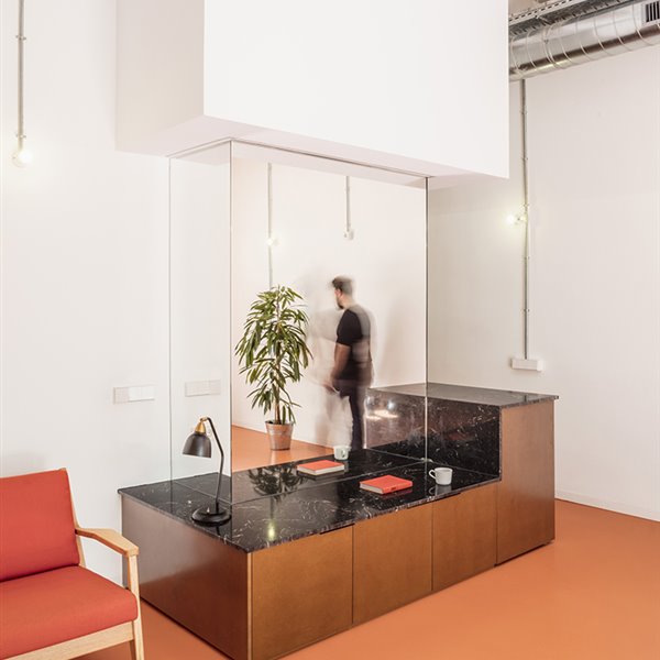 Mueble salón de madera y encimera de granito, sofá de madera y tapicería en rojo
