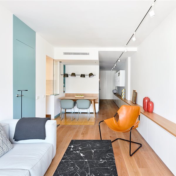 Un piso de 80 m2 donde el turquesa manda y que ha ganado espacio gracias a una nueva distribución