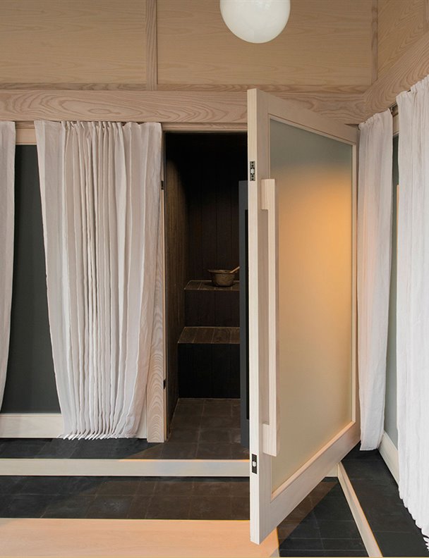 En este loft industrial el baño es el protagonista