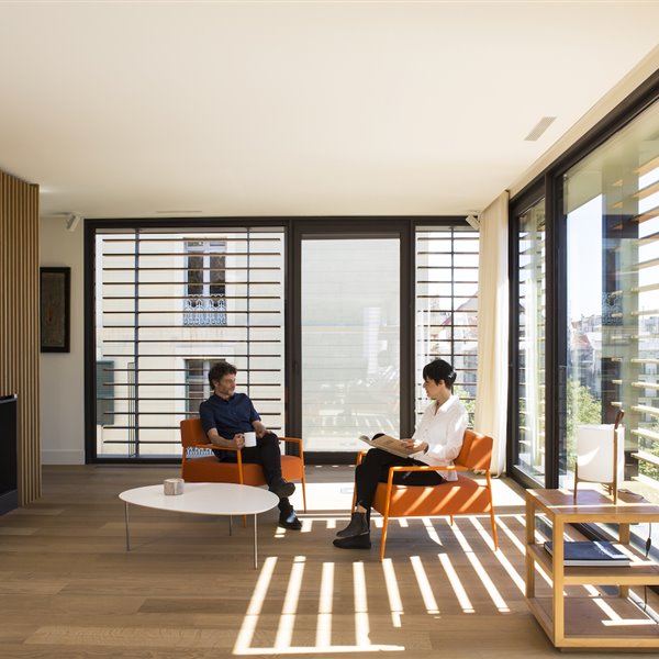 Salón del ático en el Eixample por La Casa por el Tejado