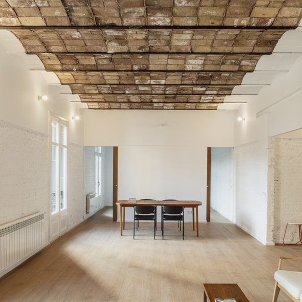 Salón y comedor, puertas con acceso a dormitorios, espacio diáfano, techo con volta catalana