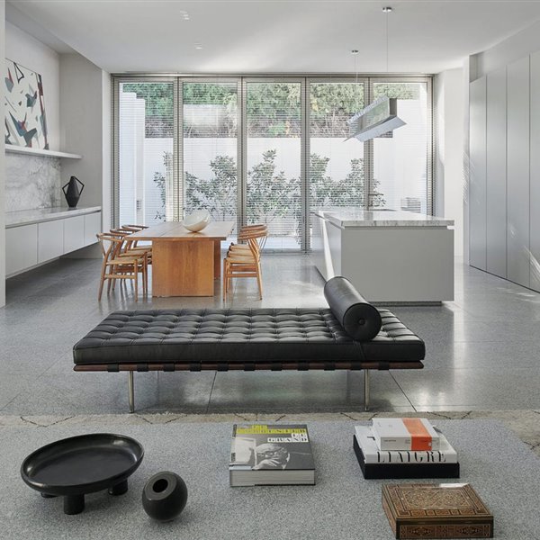 Salón.comedor y cocina en zona diáfana, claise-longue negra, mesa de centro