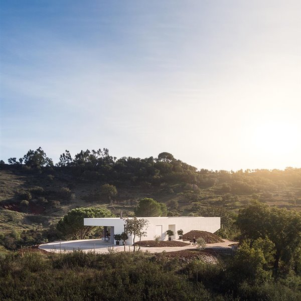 Minimalismo escultural en la campiña portuguesa