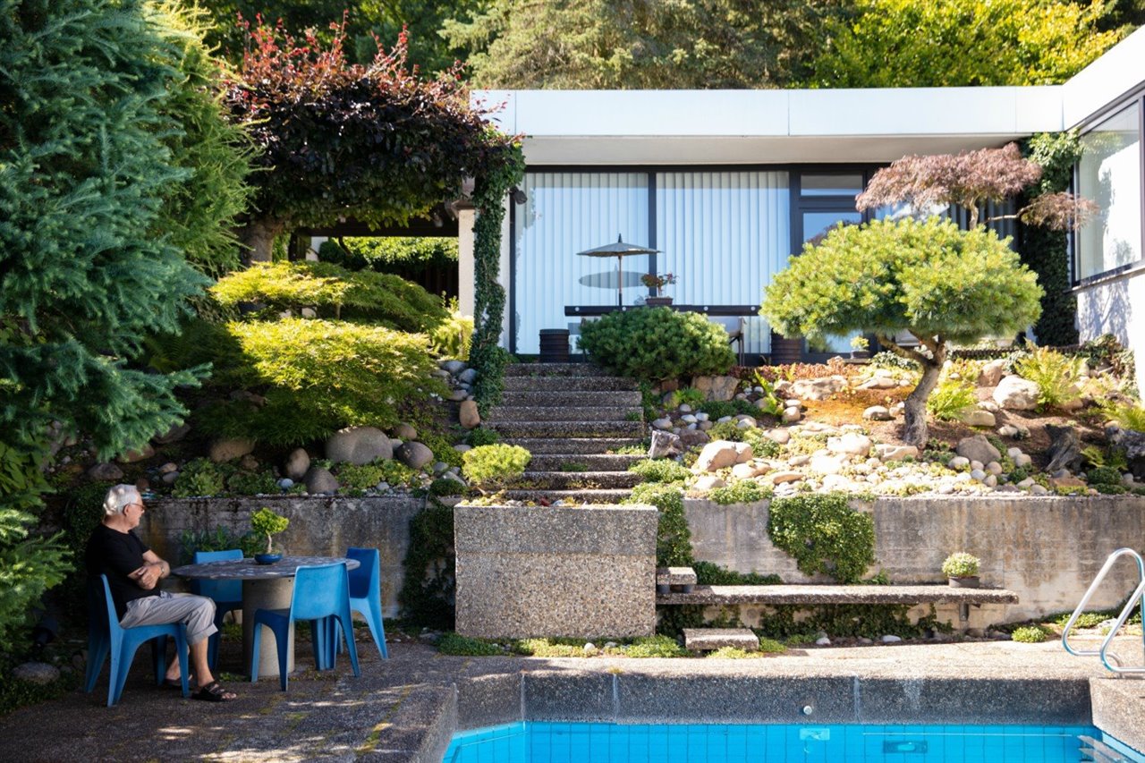 El jardín de la casa es un tributo a la simplicidad japonesa. 
