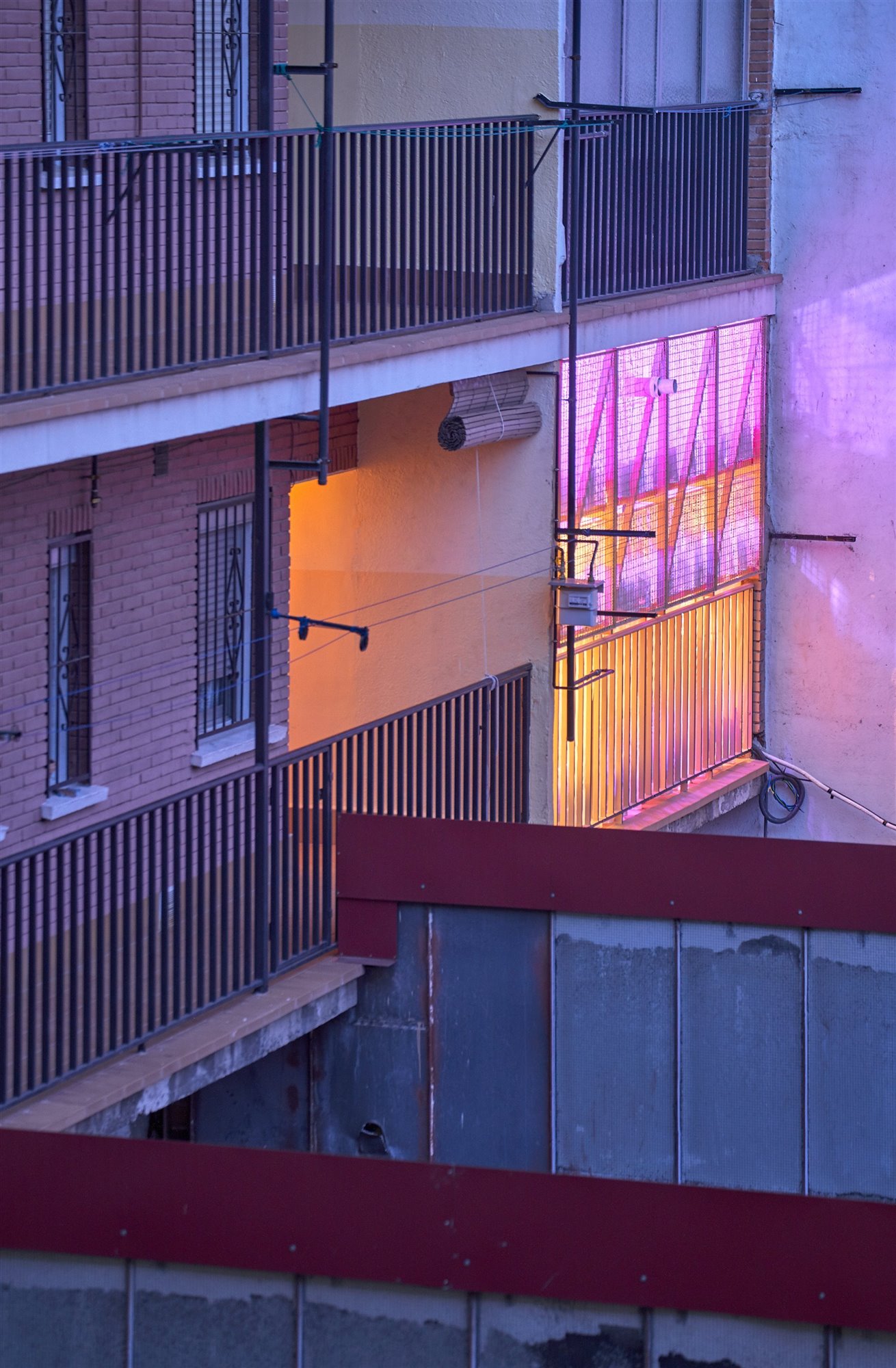 Patio corrala, cerramientos de pástico, huerto urbano, iluminación cálida