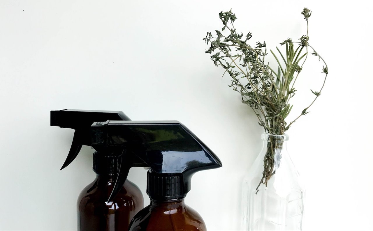 Crear tus propios limpiadores es más sencillo de lo que piensas, además podrás personalizarlos con esencias aromáticas y tus aromas preferidos.