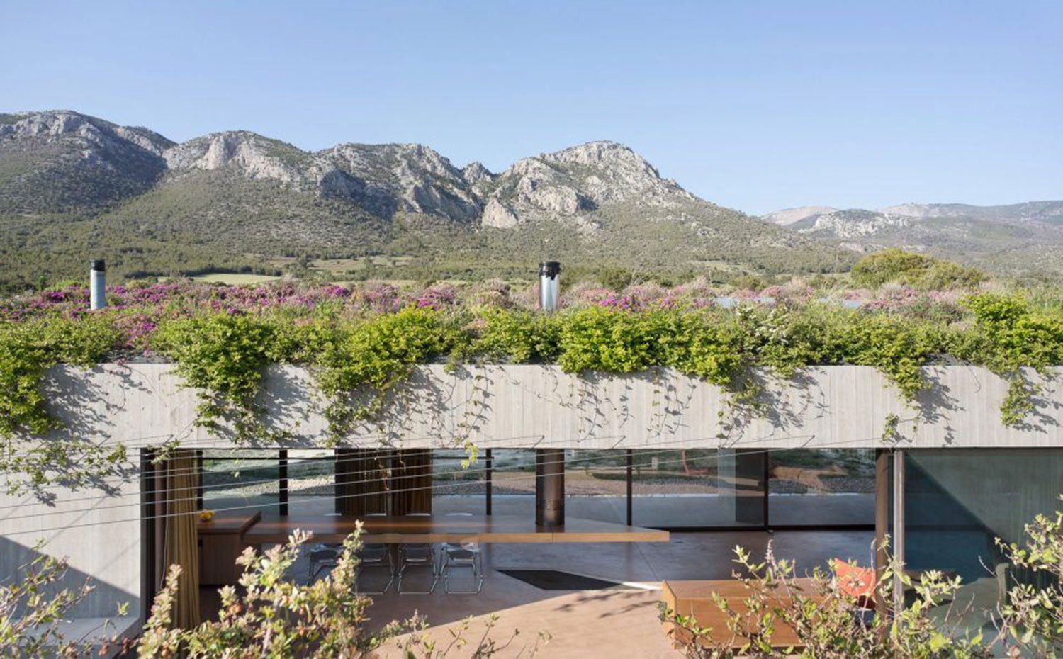 Cubierta exterior ajardinada, estructura de hormigón, cerramiento de cristal
