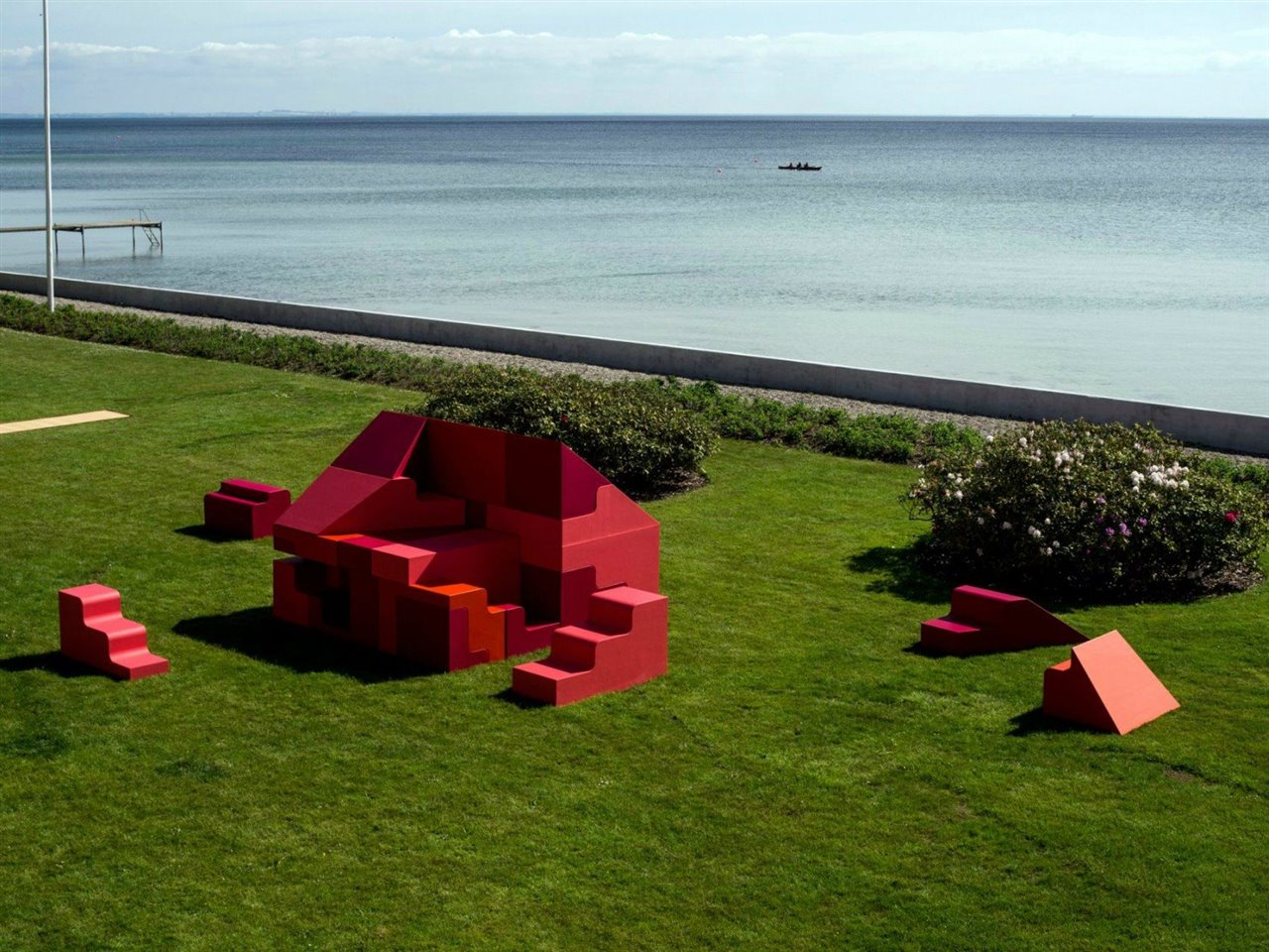 La casa diseñada por los arquitectos Bjarke Ingels y Simon Frommenwiler se ha mostrado en el jardín de la embajada Suiza en Copenhague.