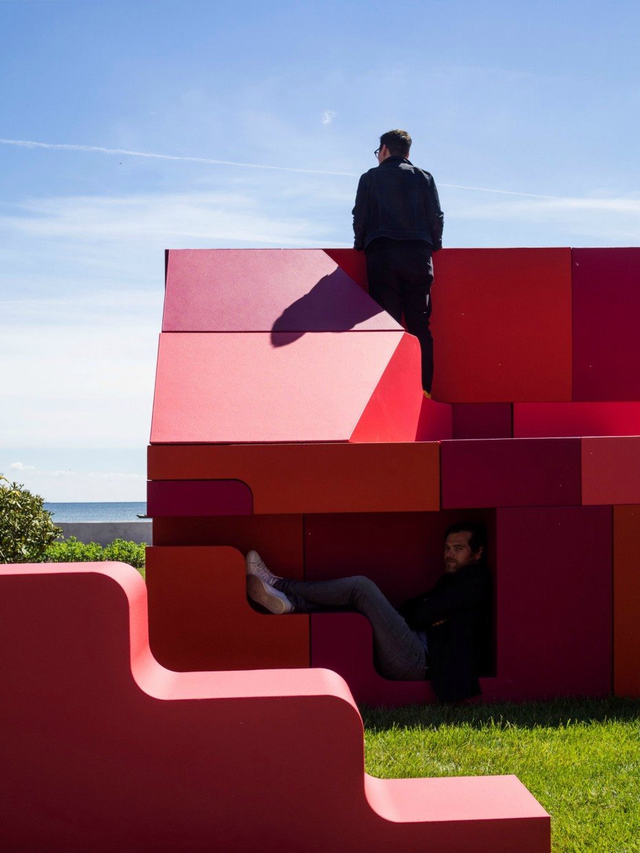 Los arquitectos Bjarke Ingels y Simon Frommenwiler disfrutan de su construcción.