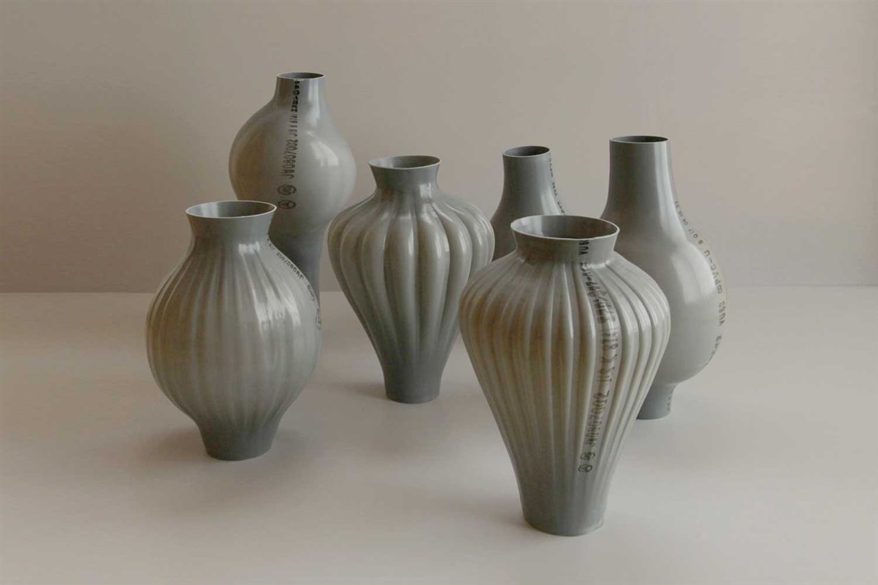 En 'Plastic Blowing Project', el japonés Kodai Iwamoto convierte, con presión de aire, las tuberías de plástico en floreros. 