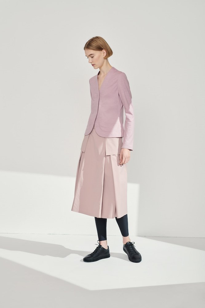 Colección de moda sostenible creada por Konstantin Grcic para Aeance 4. Los azules y el malva son otros de los colores predominantes de Colección 03.