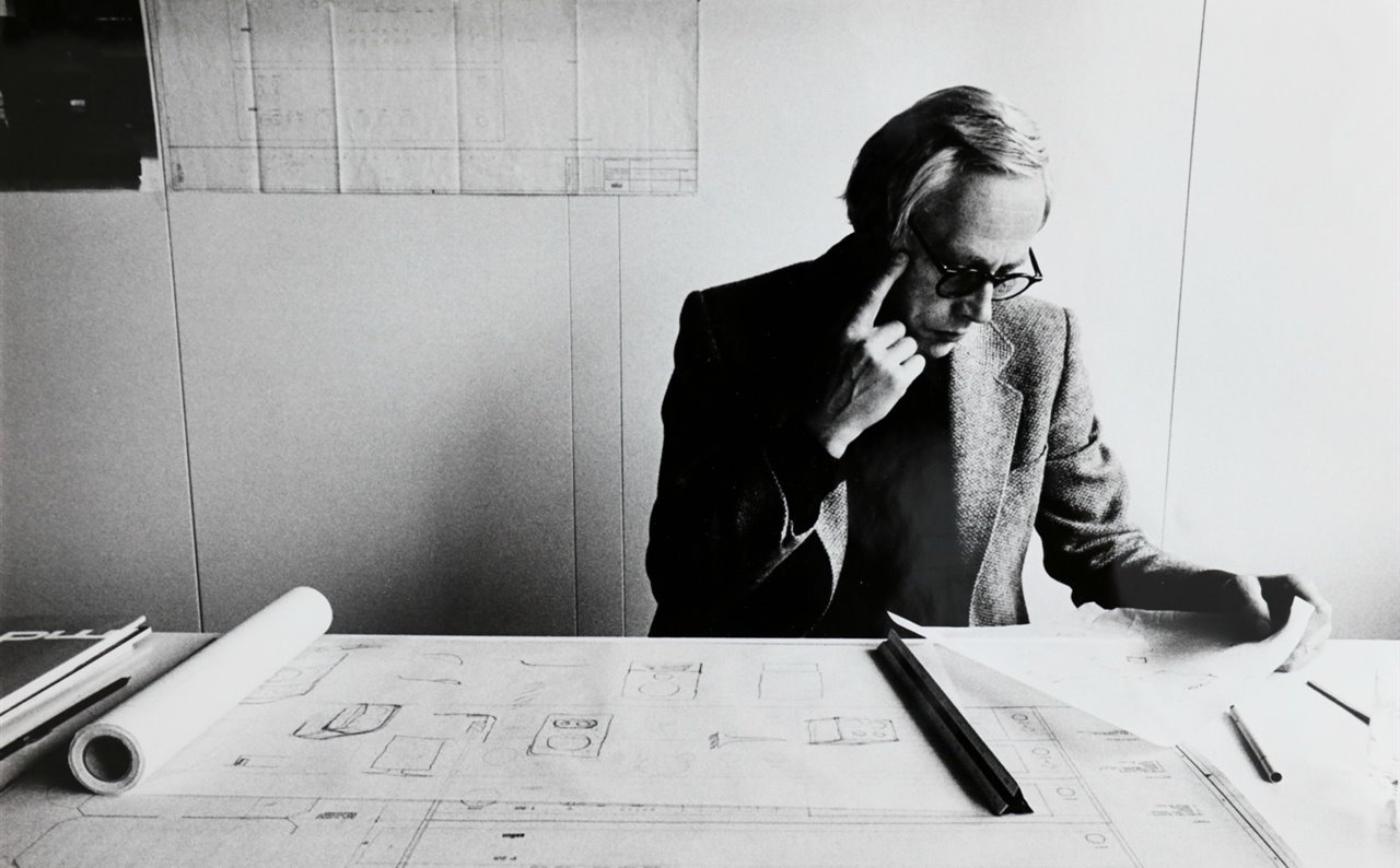 Dieter Rams en su oficina en los años 70.