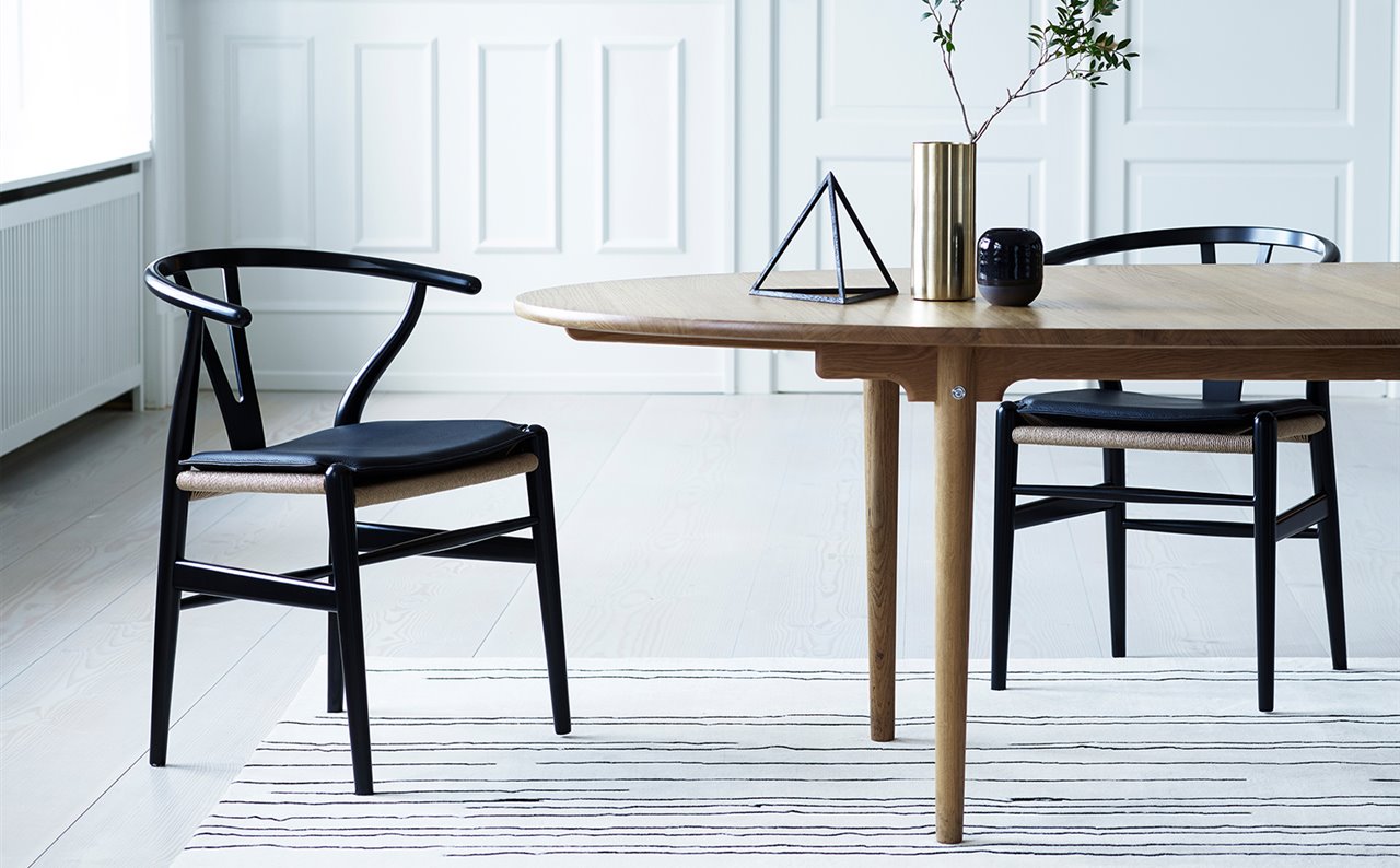La silla CH24, también conocida como Wishbone Chair, de Hans J. Wegner, es uno de los "bestsellers" de Carl Hansen & Søn