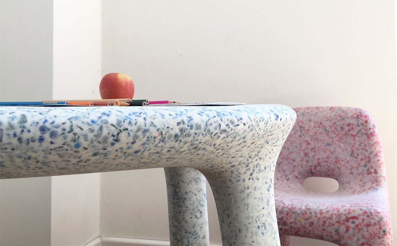 Los muebles de diseño de ecoBirdy (Vanessa Yuan y Joris Vandriel), hechos de residuos de plástico reciclados, pueden ser nuevamente usados y tener otra vida.